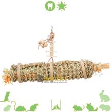 Foerageer Hangrol 55 cm - Speelgoed of snackrol voor Knaagdieren en Vogels