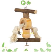 Houten speeltje voor valkparkieten