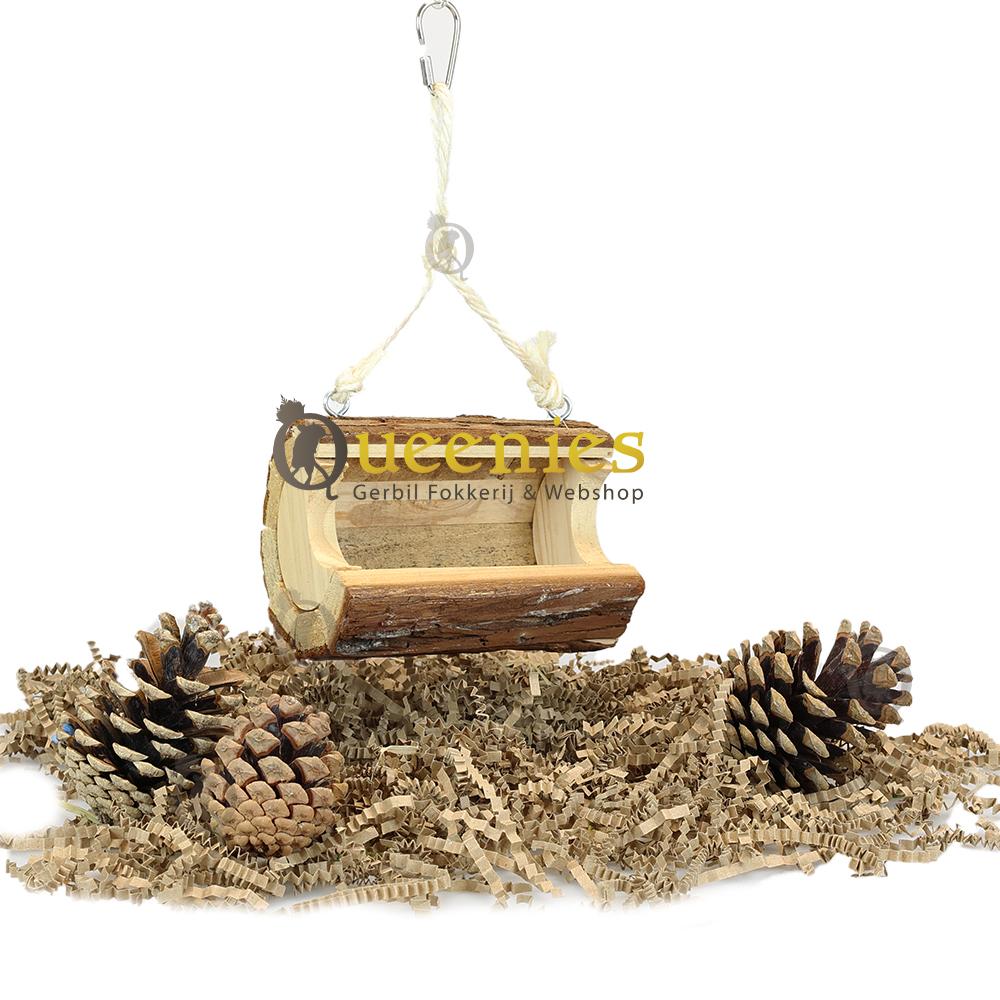 Natuurlijke uitstraling met houten speelgoed en dennenappels