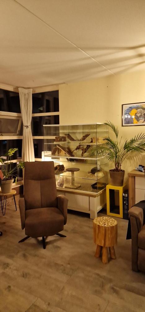 Chinchillakooi van glas met schuifruiten 