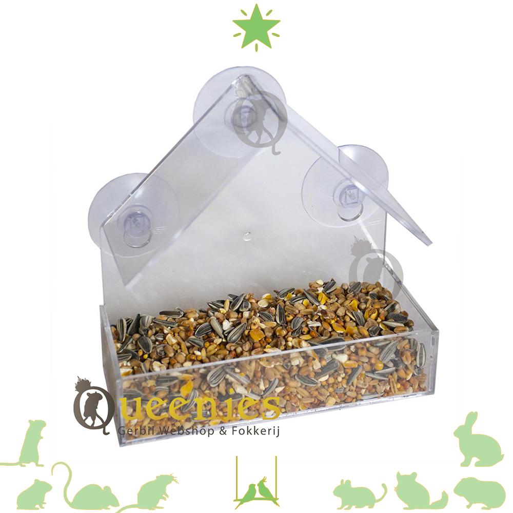 Raamvoederhuis opgehangen aan raam