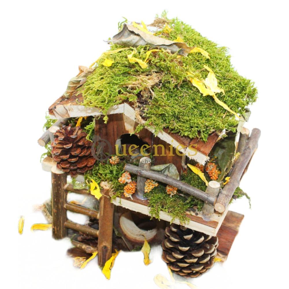 Boomhut aangekleed met dierenkruiden en Dennenappels