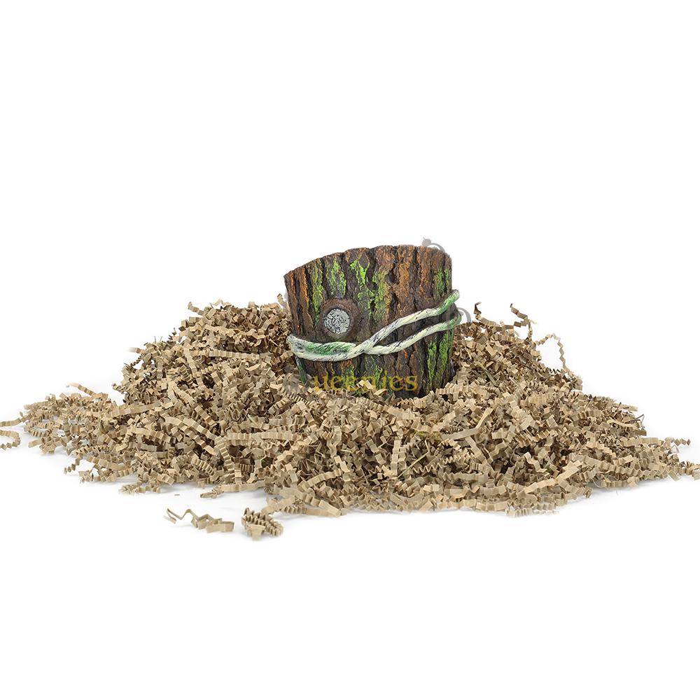 Boomstam met nestmateriaal