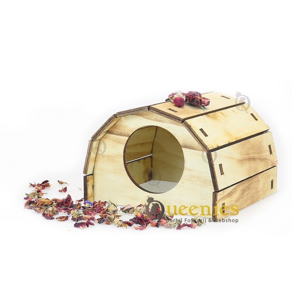 Blank knaagdierhuisje met gedroogde bloemen