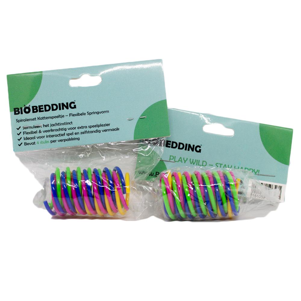 Kitten speelt met kleurrijke spiraal uit spiralenset