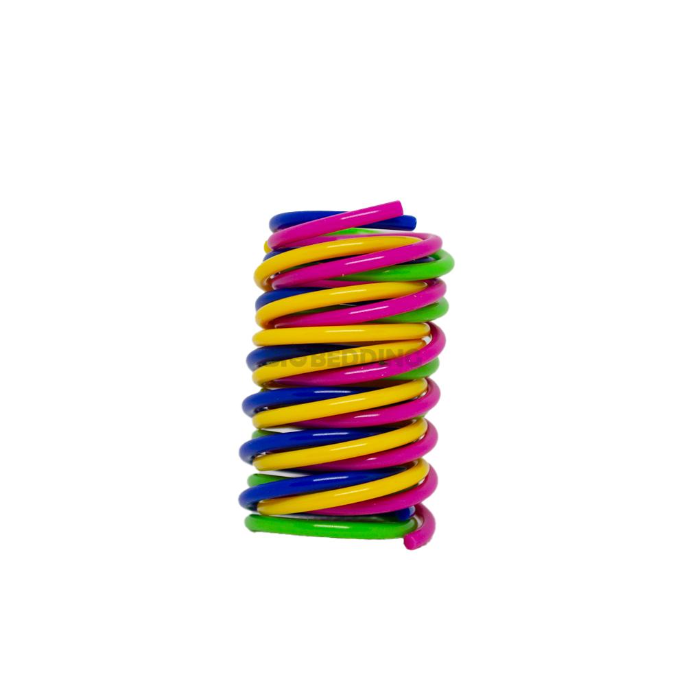 Kattenspeeltje in beweging – spiraal schiet over gladde vloer