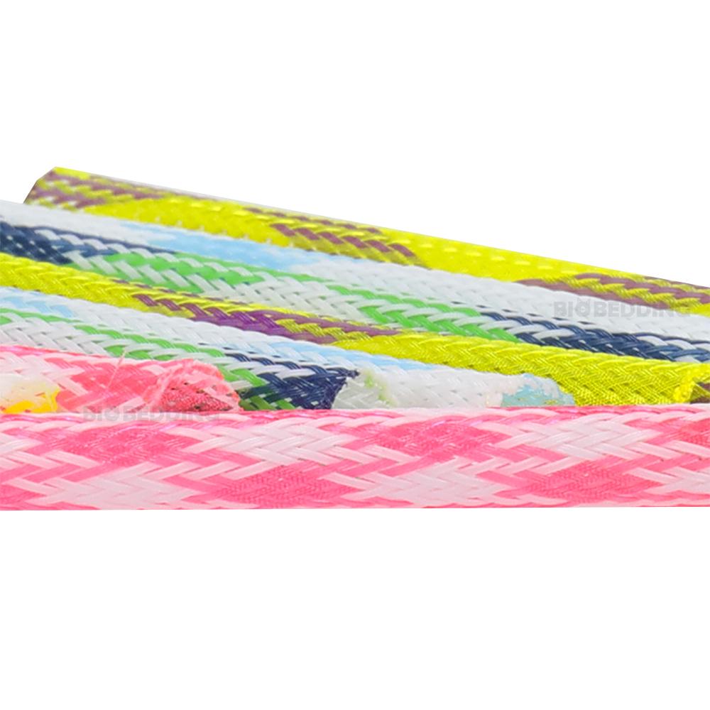 Vrolijk gekleurde kattenveertjes als kattenspeelgoed