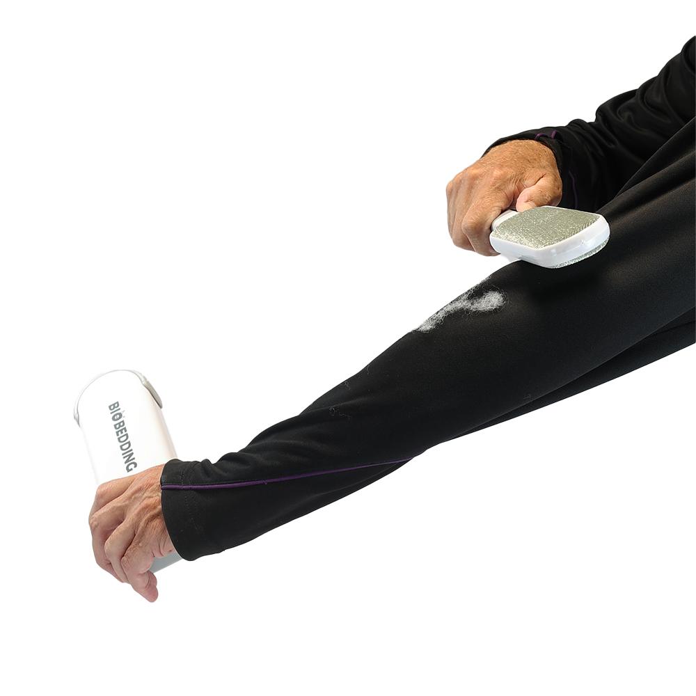 Borstel in actie op kleding met huisdierhaar