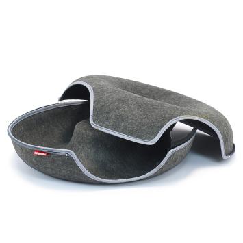 Ruime vilten kattenmand open gerist