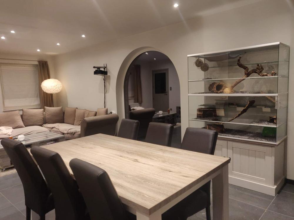 Chinchilla kooi zonder tralies met witte profielen