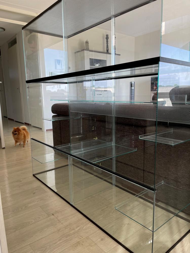 Grote Chinchillakooi zonder tralies van glas met schuifruiten