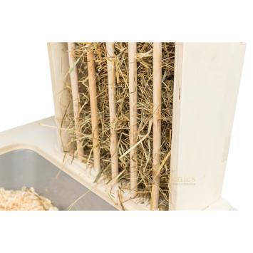 Konijnen voerplek met hooiruif